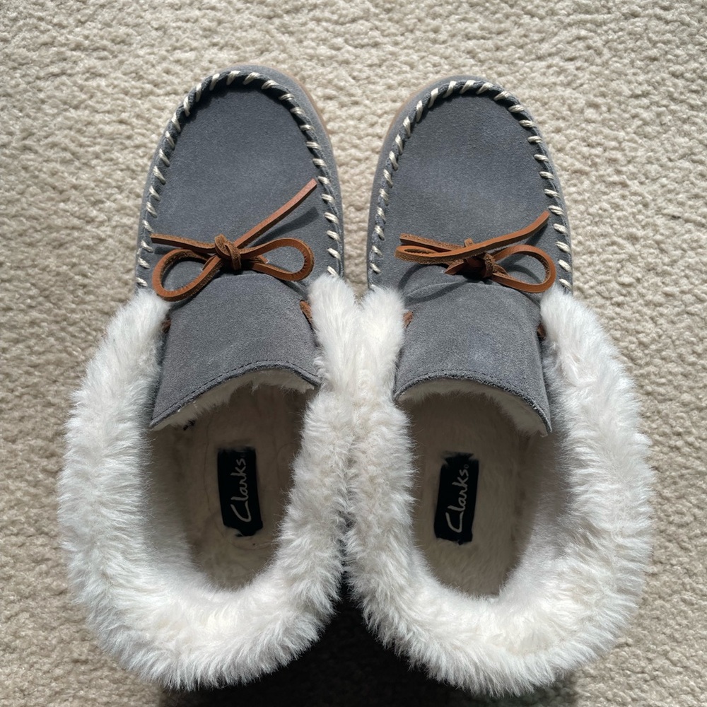 Clarks White Faux-Fur Lined Slippers with Navy Logo